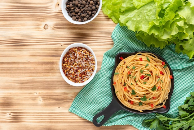 Italienische Pasta in einer Bratpfanne auf einem hölzernen Hintergrund Draufsicht