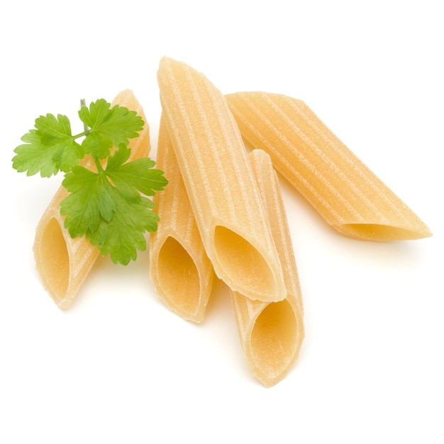 Italienische Pasta isoliert auf weißem Hintergrund Pennoni Penne Rigate