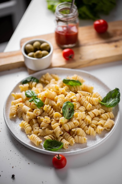 Italienische Pasta mit Gemüse und Kirsche