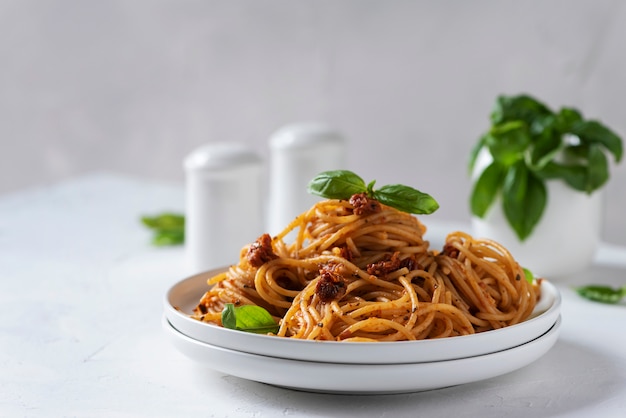 Italienische Pasta mit getrockneten Tomaten