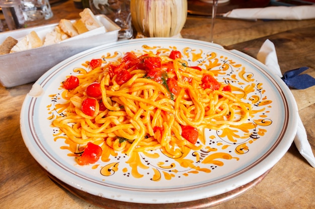 Italienische Pasta mit Kirschtomaten auf großem Teller