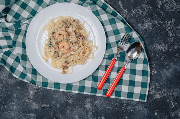 Italienische Pasta mit Meeresfrüchten und Riesengarnelen, Spaghetti mit Sauce