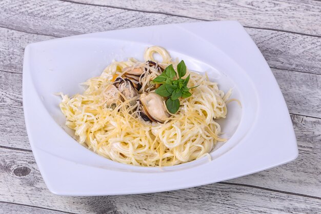 Italienische Pasta mit Muscheln und Käse