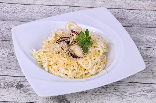 Italienische Pasta mit Muscheln und Käse