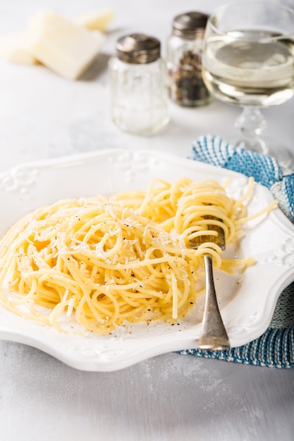 Italienische Pasta mit Pecorino-Käse