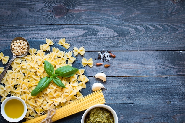 Italienische Pasta mit Pesto-Sauce aus Basilikum