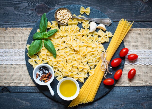 Italienische Pasta mit Pesto-Sauce aus Basilikum