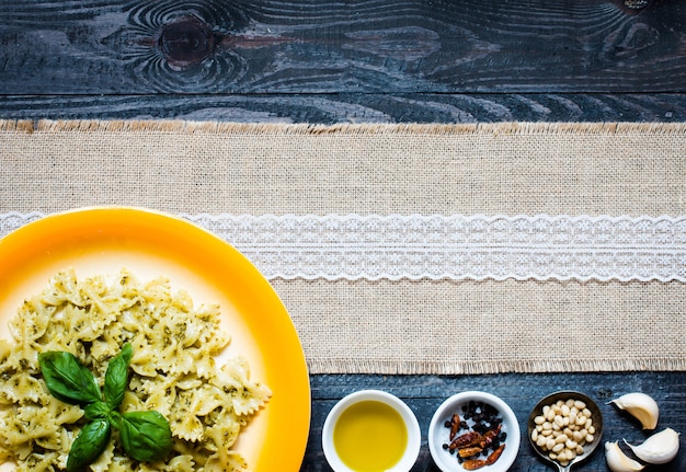 Foto italienische pasta mit pesto-sauce aus basilikumblatt