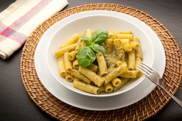 Italienische Pasta mit Pesto-Sauce