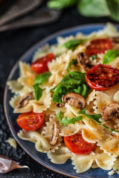 Italienische Pasta mit Sauce, Kirschtomaten, Basilikum und Parmesan. Leckere Pastateller