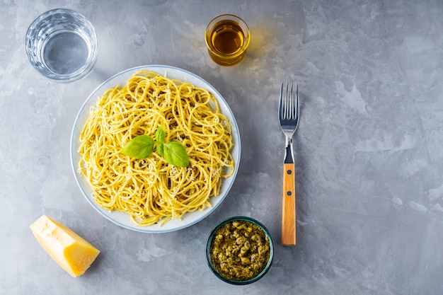 Italienische Pasta mit Sauce Pesto und Zutaten