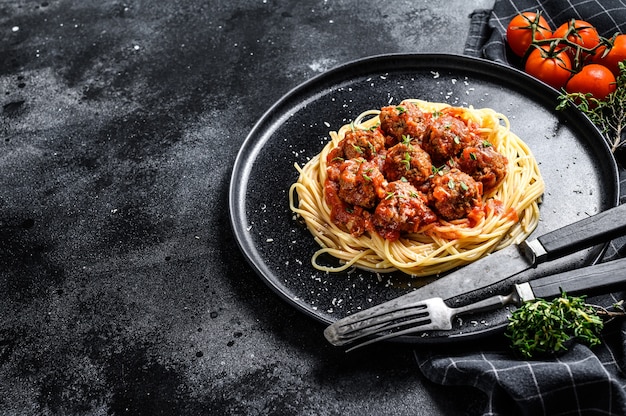 Italienische Pasta mit Tomatensauce und Fleischbällchen