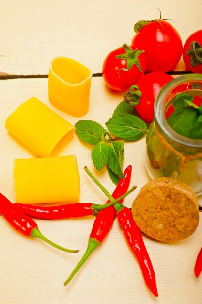 Italienische Pasta-Paccheri mit Tomatenminze und Chili-Pfeffer