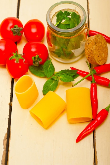 Italienische Pasta Paccheri mit Tomatenminze und Chilipfeffer