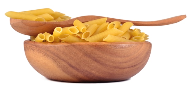 Italienische Pasta Penne in einer Holzschale auf weißem Hintergrund