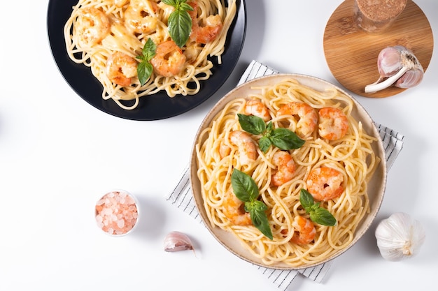 Italienische Pasta-Spaghetti mit Weichkäsesauce mit Garnelen oder Garnelen auf einem Teller