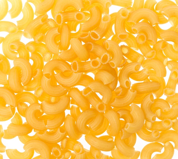Foto italienische pasta. trockene nudeln isoliert auf weißem hintergrund