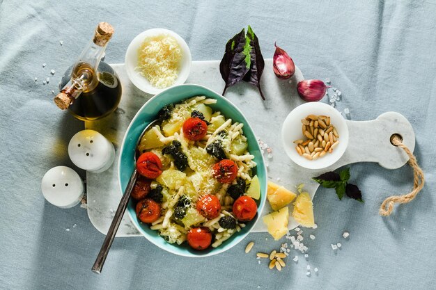 Italienische Pasta-Trofie mit Kartoffeln, gebratenen Kirschtomaten und Basilikum-Pesto, gesunde traditionelle Küche