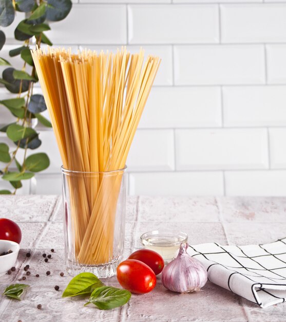 Italienische Pasta-Zutaten auf dem Küchentisch. Essen kochen