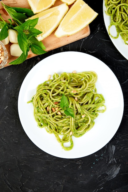 Italienische Pastaspaghetti mit hausgemachtem Basilikum Pesto