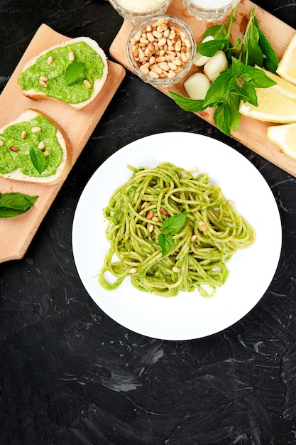 Italienische Pastaspaghetti mit hausgemachtem Basilikum Pesto