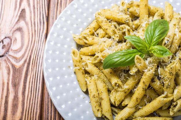 Italienische Penne-Nudeln mit Sauce Pesto