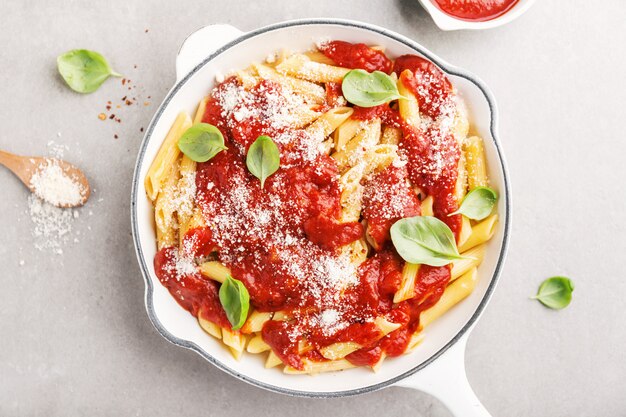 Foto italienische penne teigwaren der tomate gedient in der wanne