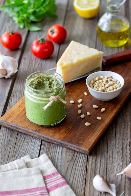 Italienische Pesto-Sauce auf einem hölzernen Hintergrund. Nationale Küche. Gesundes Essen. Vegetarisches Essen.