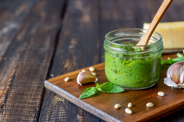 Italienische Pesto-Sauce auf einem Holztisch. Nationale Küche. Gesundes Essen. Rezept.