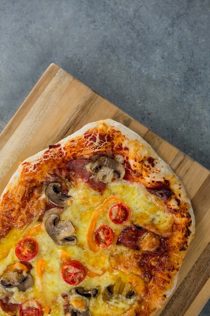 Italienische Pizza auf einem Pizzatablett serviert