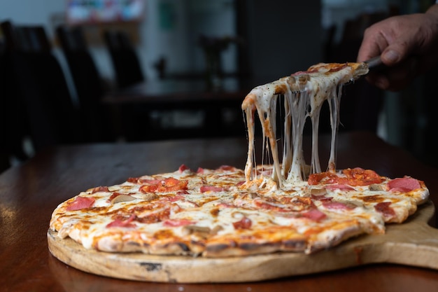 Italienische Pizza auf einem Tisch im Restaurant.