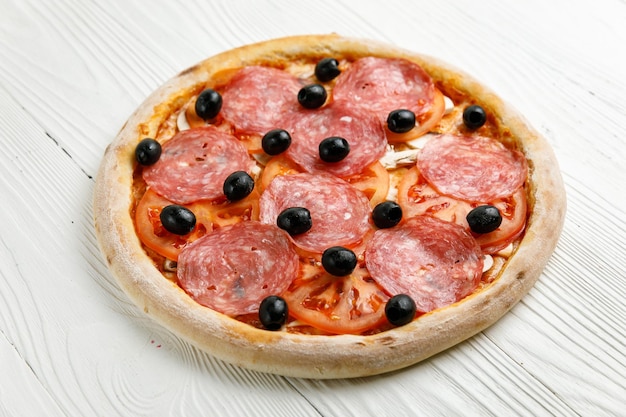 Italienische Pizza auf einem weißen Holztisch