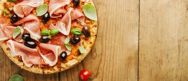 Italienische Pizza auf Holztisch