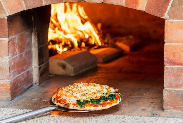 Foto italienische pizza aus dem holzofen