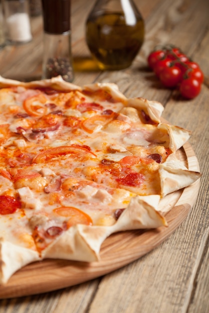 Italienische Pizza bayerisch auf Holztisch