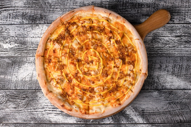 Italienische Pizza heiße Pizza auf einem hölzernen weißen Hintergrund