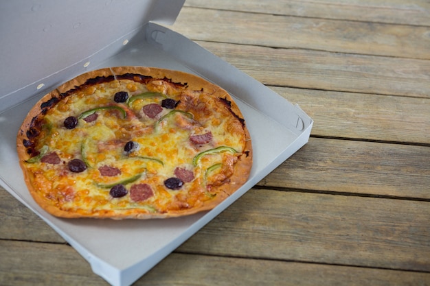 Italienische Pizza in einer geöffneten Schachtel