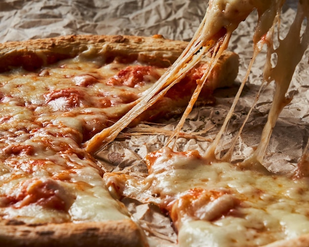 Italienische Pizza Margherita mit Streckkäse