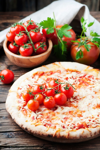 Italienische Pizza Margherita mit Tomaten und Mozzarella