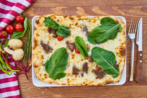 Italienische Pizza mit buntem Gemüse