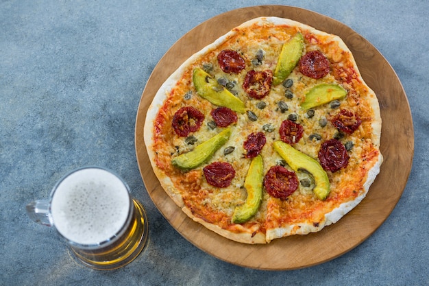 Italienische Pizza mit einem Becher Bier