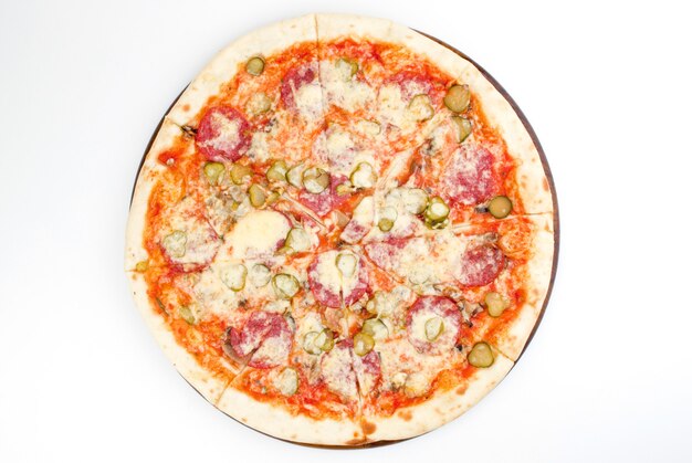 Italienische Pizza mit geschmolzenen Mozzarella-Käse-Oliven und Tomaten garniert