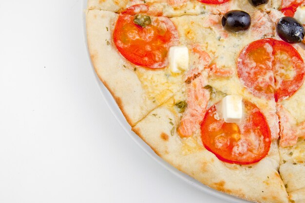 Italienische Pizza mit geschmolzenen Mozzarella-Käse-Oliven und Tomaten garniert