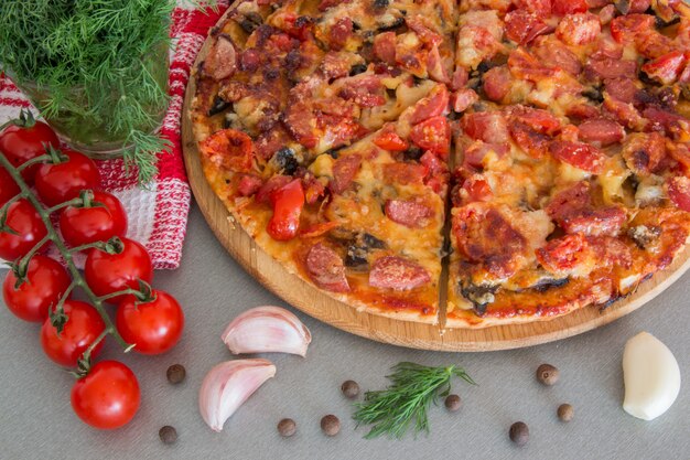 Italienische Pizza mit Kirschtomaten, Knoblauch und Dill