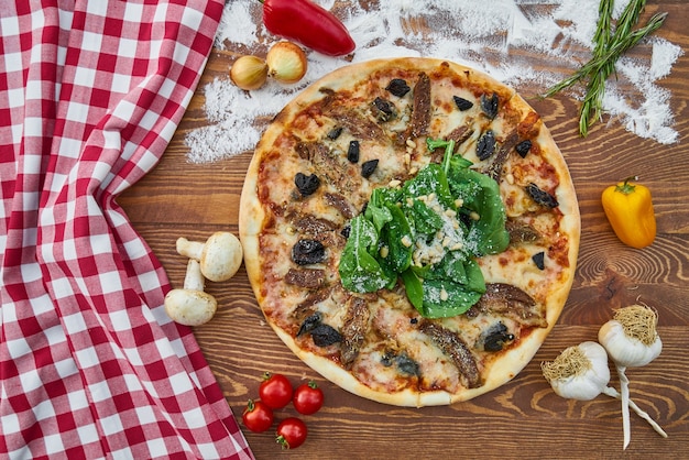 Italienische Pizza mit Mehl und buntem Gemüse