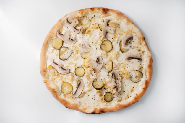 Italienische Pizza mit Pilzen und Käse