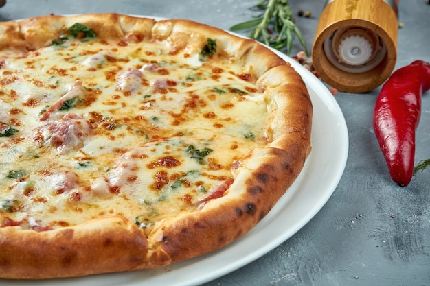 Italienische Pizza mit Schinken, geschmolzenem Käse, Kräutern und Käserand