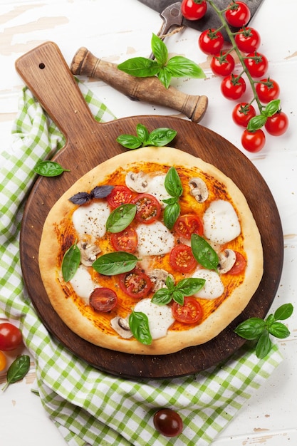 Italienische Pizza mit Tomaten, Mozzarella und Basilikum