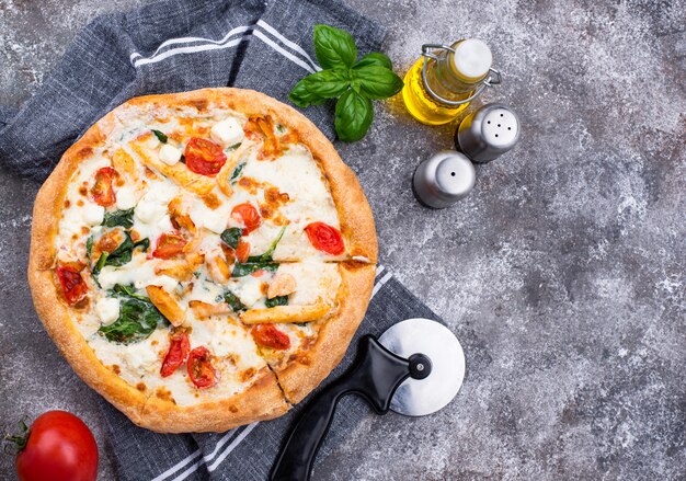 Italienische Pizza mit Tomaten, Mozzarella und Hühnchen