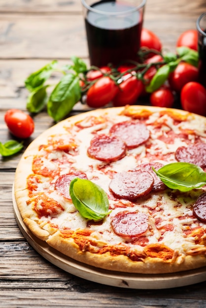 Italienische Pizza mit Tomaten und Salami